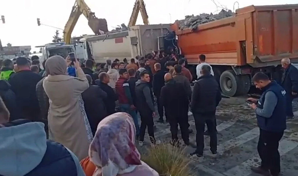 Deprem Hafriyatı Taşıyan Kamyon Kazaya Neden Oldu: 6 Yaralı