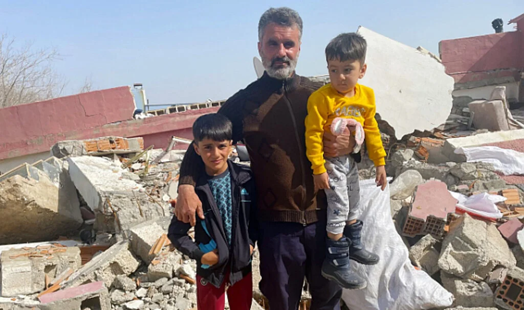 Depremde Enkazdan Çıkarılan 11 Yaşındaki Emir, 3 Yaşındaki Kardeşini Kurtarmış