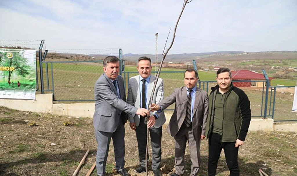 Depremde Hayatını Kaybedenler Anısına Fidan Diktiler