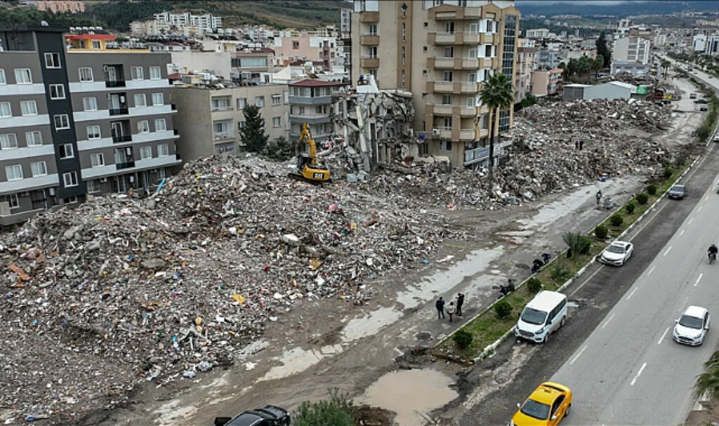 Depremlerde Yıkılan Binalarla İlgili Soruşturmalarda 284 Kişi Tutuklandı