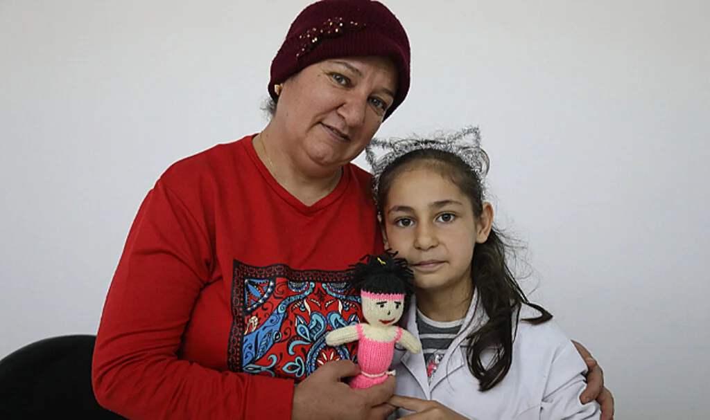Depremzede 8 Yaşındaki Yağmur, Örgü Bebeği "Buğlem"i Yanından Ayırmıyor