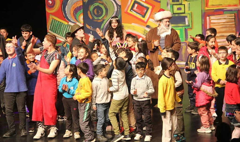 Depremzede Çocuklara Tiyatro Gösterisi