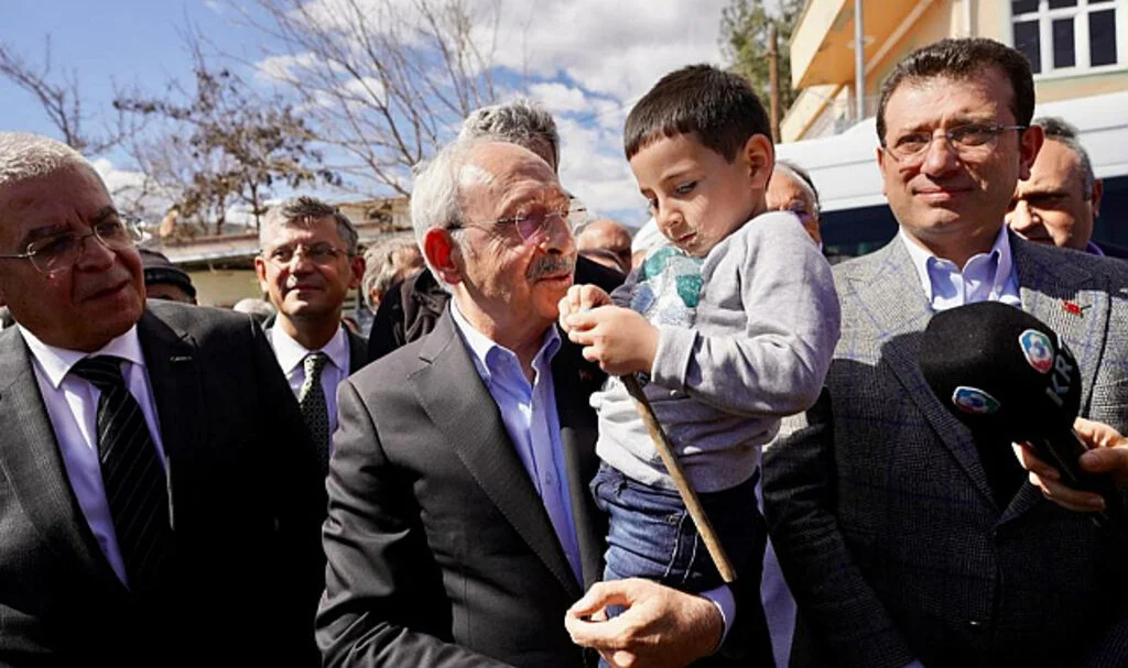 Depremzede Çocuktan Kılıçdaroğlu'na: Ders Çalışmamız İçin Bir Şeyler Getirebilecek Misiniz?