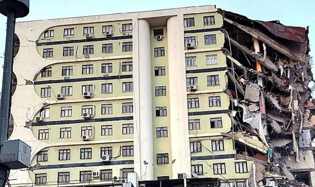 Depremzedeler Tepkili: Fotoğraftaki Bina ‘Yıkık’ Değil, Ağır Hasarlıymış