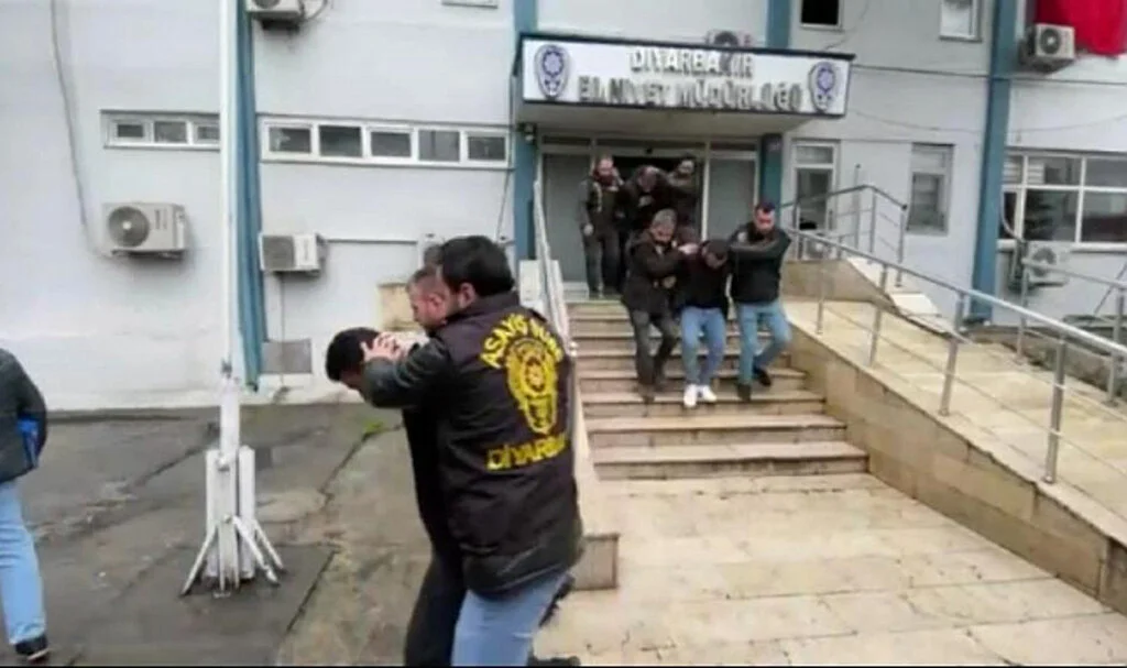 Diyarbakır’da Depremzedelerin Evine Giren 12 Şüpheli Tutuklandı