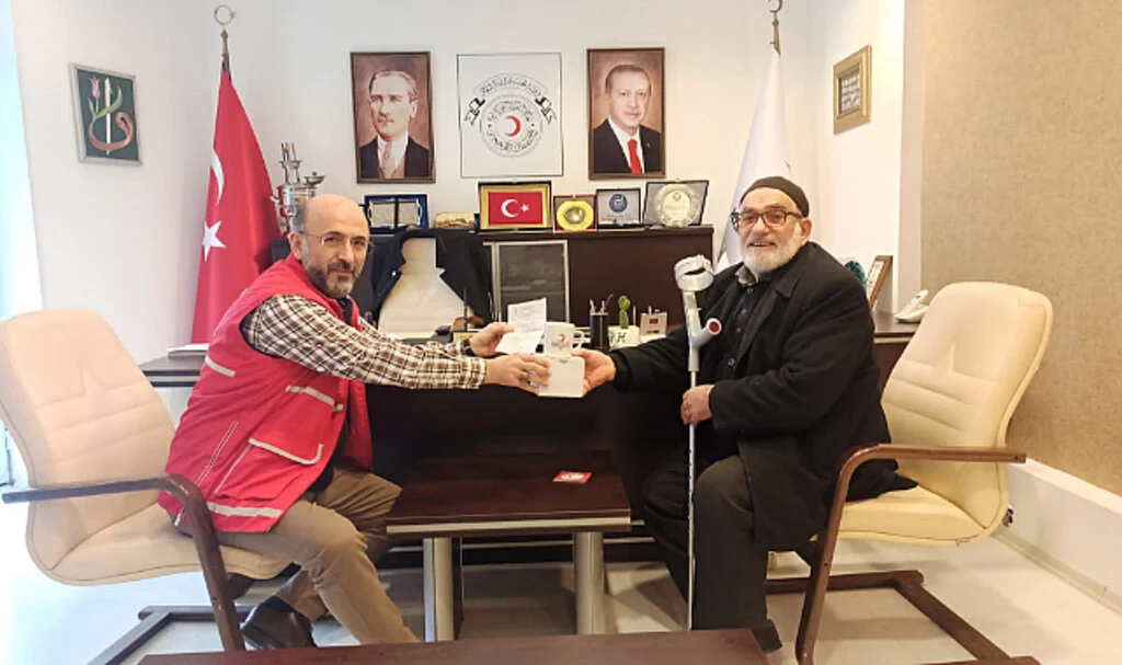 Emekli Maaşını  Kızılay'a Bağışladı 