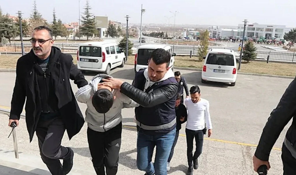 Enkazdan Silah Çaldı, Tutuklandı