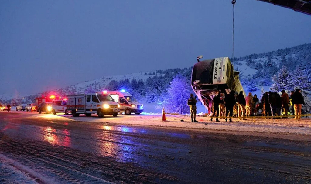 Erzincan’da Yolcu Otobüsü Şarampole Devrildi: 2 Ölü, 21 Yaralı