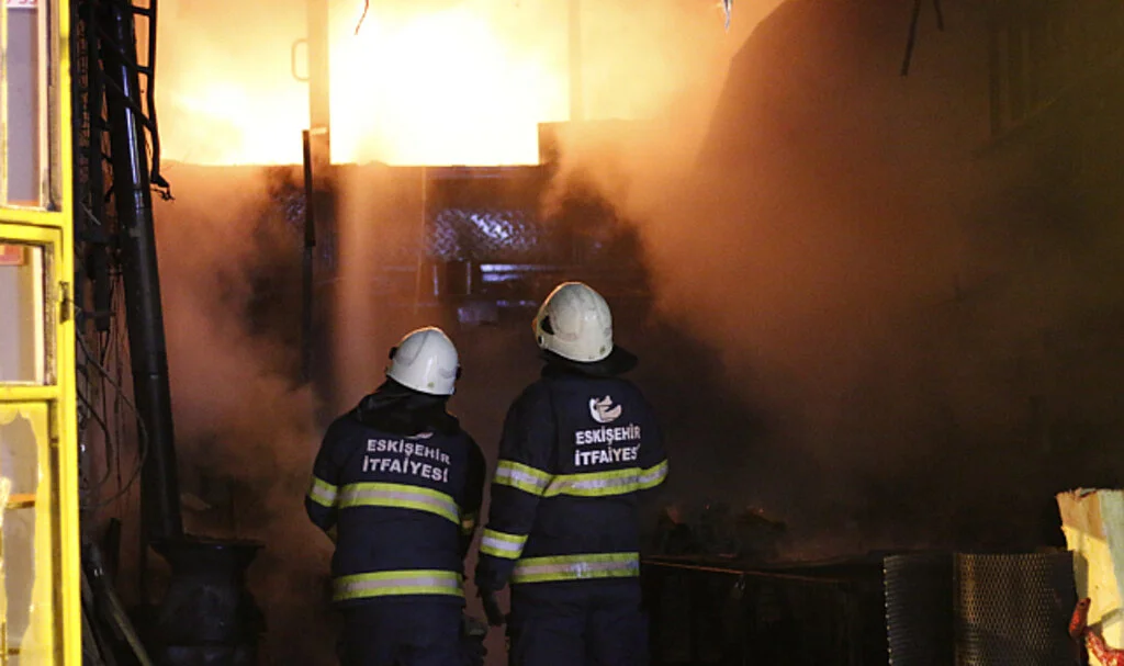 Eskişehir’de Yangın: 2 Dükkân Kullanılamaz Hale Geldi