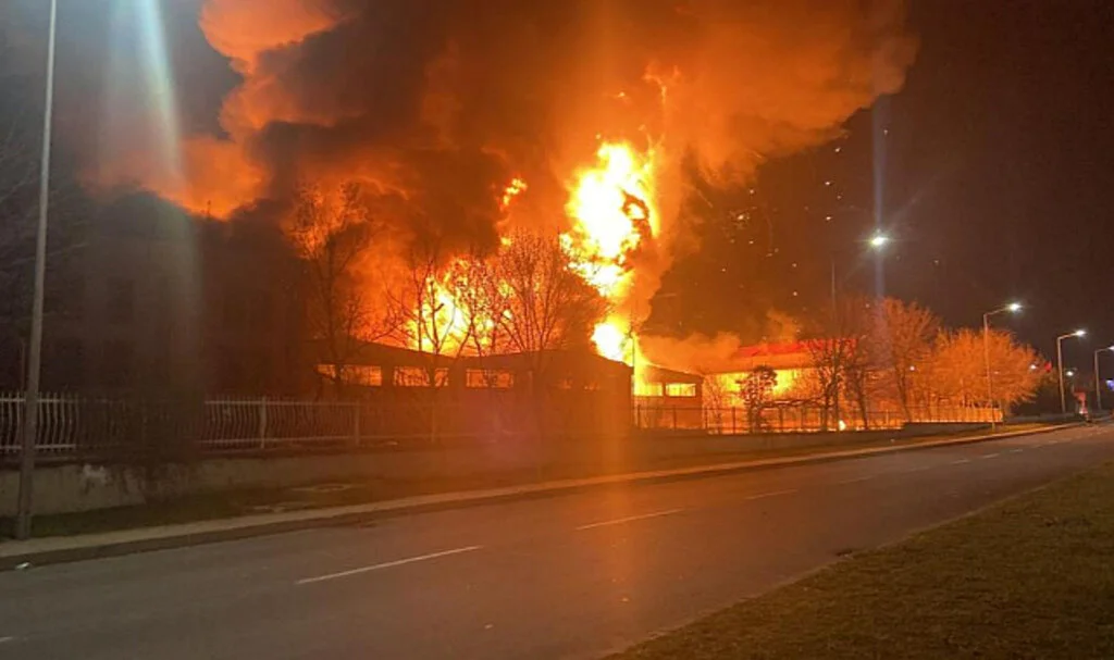 Fabrika Alev Alev Yandı: Alevler Gökyüzünü Aydınlattı