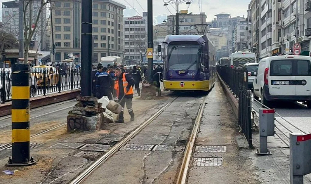 Fatih'te Tramvay Raydan Çıkıp Elektrik Direğine Çarptı