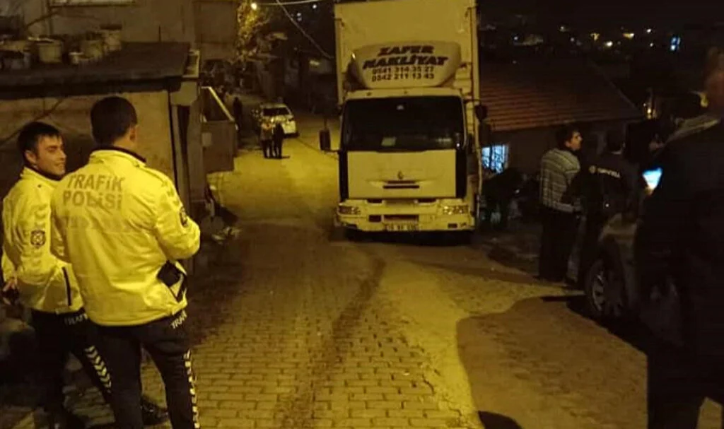 Freni Boşalan Kamyon Park Halindeki Araca Çarptı