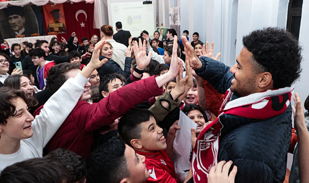Futbolcular Öğrencilerle Biraraya Geldi 