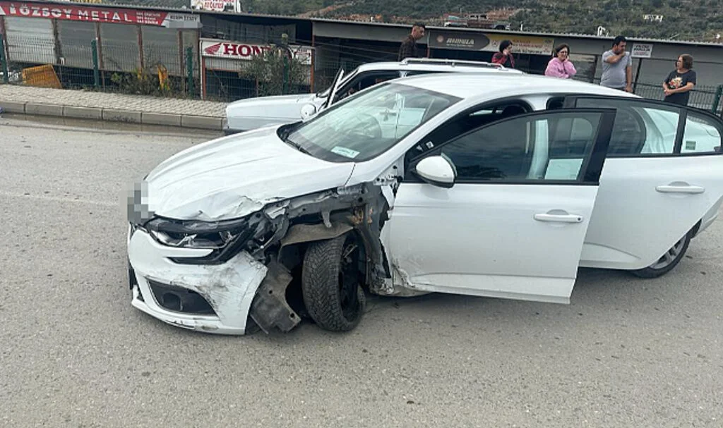 Gazipaşa'da İki Otomobil  Çarpıştı: 2 Yaralı