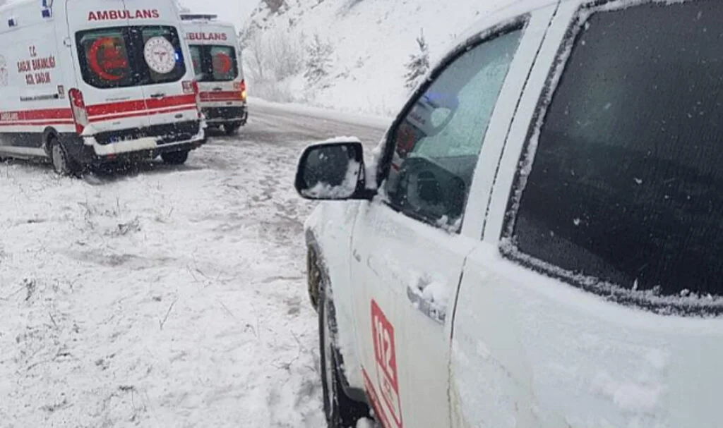 Giresun’da Buzlu Yolda Kayan Araç Köprüden Uçtu: 4 Yaralı