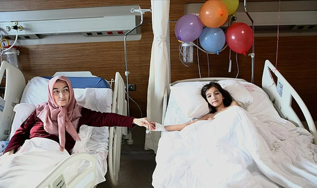 Hatay'da Enkazdan Yaralı Kurtulan Anne ile Kızı Adana'da Hastane Odasında Kavuştu