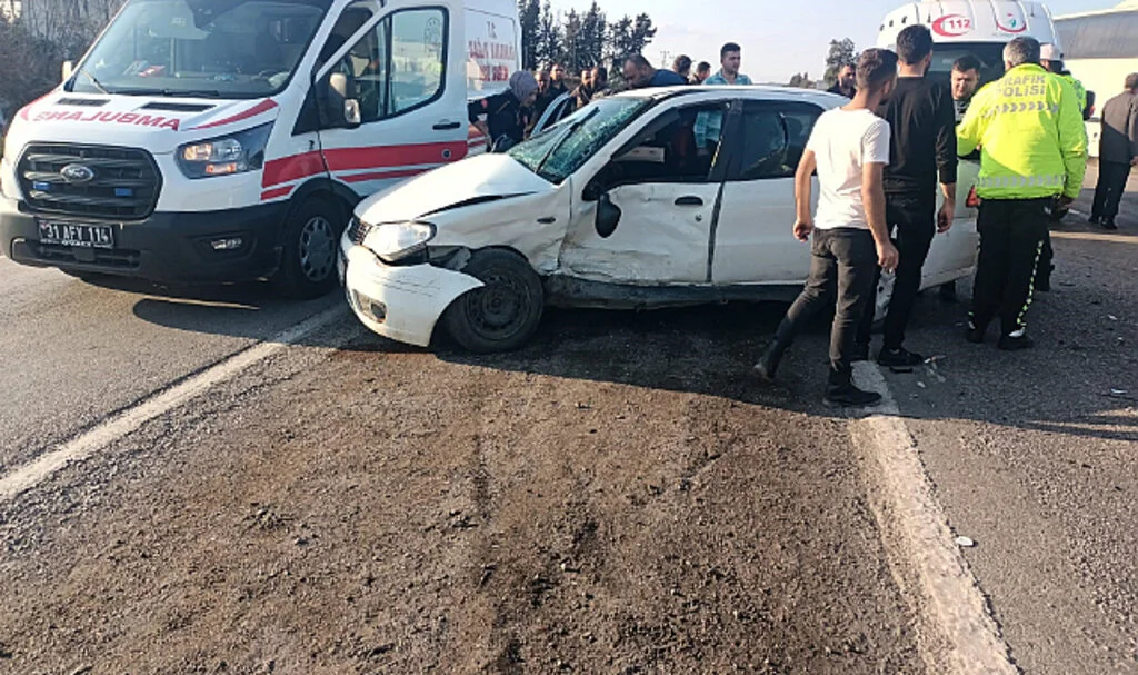Hatay'da Trafik Kazası: 3 Yaralı