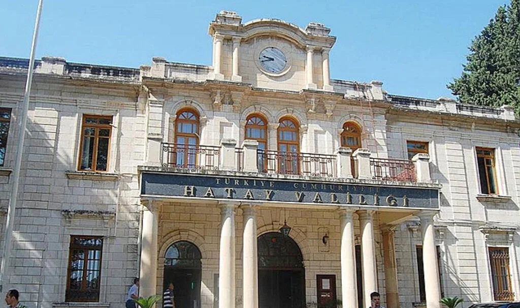 Hatay Valiliği'nden Mezarlıktaki Türk Bayraklarının Sökülmesine İlişkin Açıklama