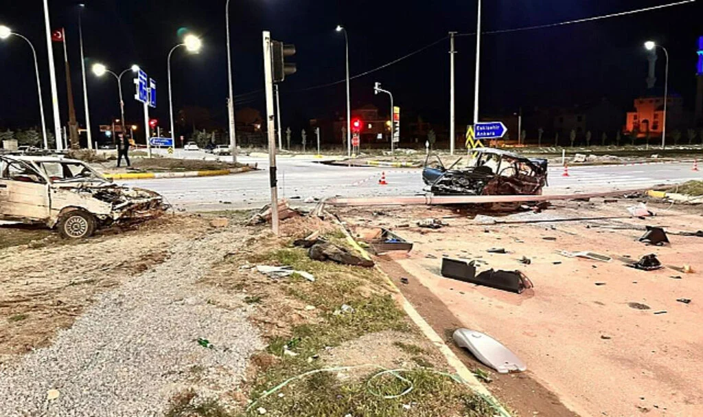 İki Otomobilin Karıştığı Kazada 3 Kişi Yaralandı