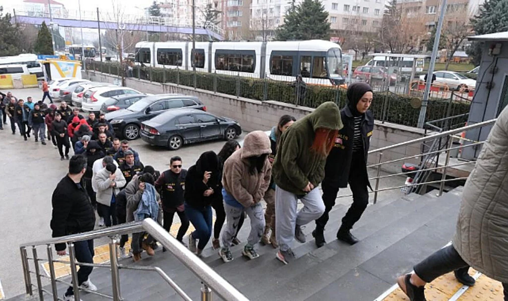İnternetten Araç Sigortası Yaptırmak İsteyen Kişileri 5 Milyon Lira Dolandırdılar