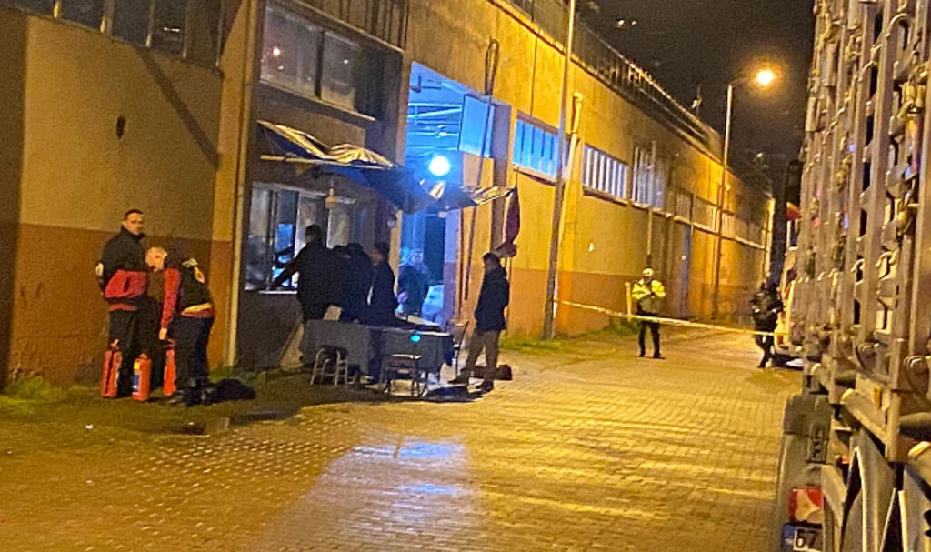 İş Yerinde Ailesini Rehin Aldı, Üzerine Benzin Döküp Bıçakla Kendini Yaraladı