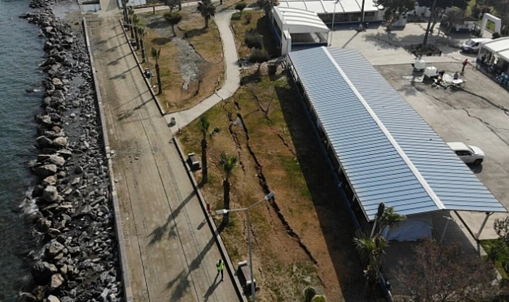 İskenderun Sahil Bandında Oluşan Yarıklar Havadan Görüntülendi