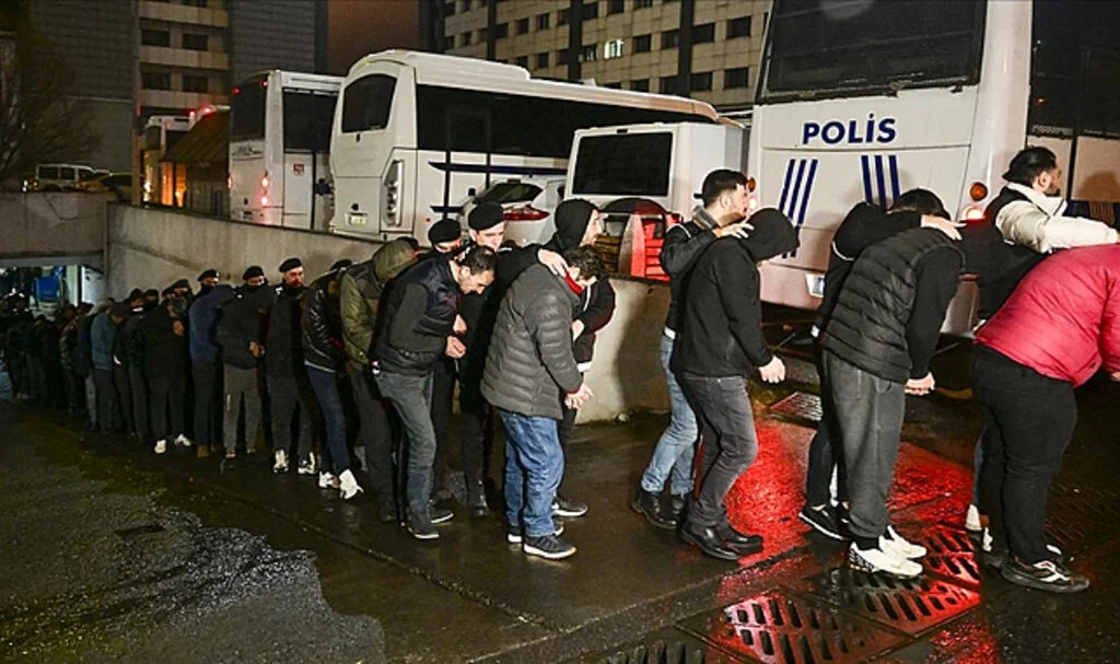 İstanbul'da Düzenlenen "Kökünü Kurutma Operasyonu"nda Yakalanan 161 Zanlı Adliyeye Sevk Edildi