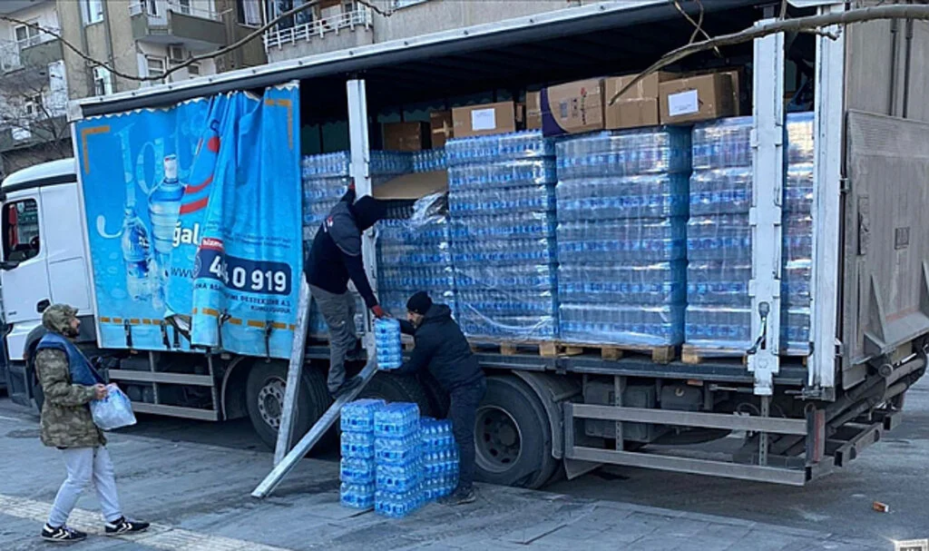 Jandarma ve POLSAN Deprem Bölgesine 1000'er Tır Daha Su Gönderecek