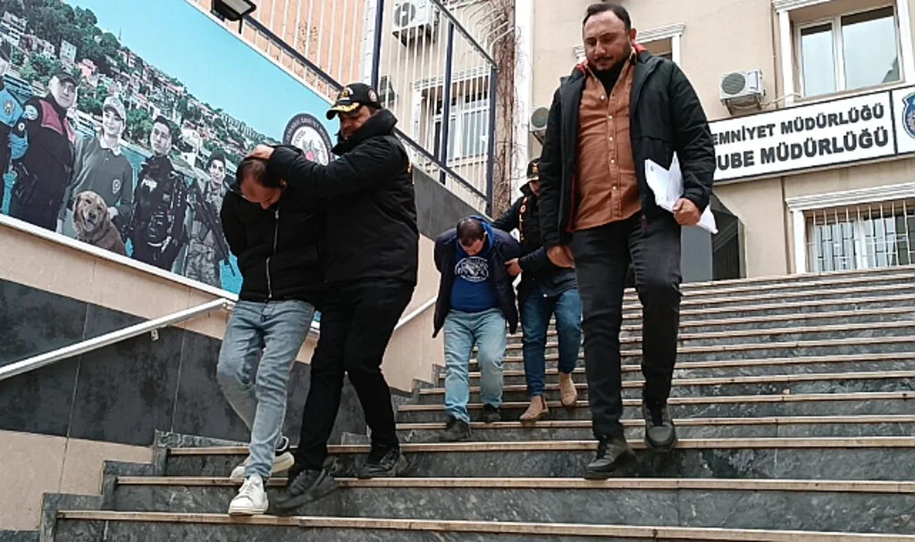 Kadıköy’de 88 Yaşındaki Vatandaşı Arayıp 500 bin TL Dolandıran İki Şüpheli Yakalandı