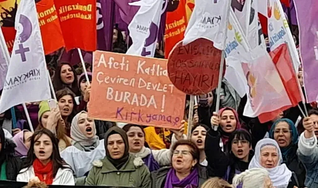 Kadınlar Kadıköy’de ‘Hükümet İstifa’ Dedi