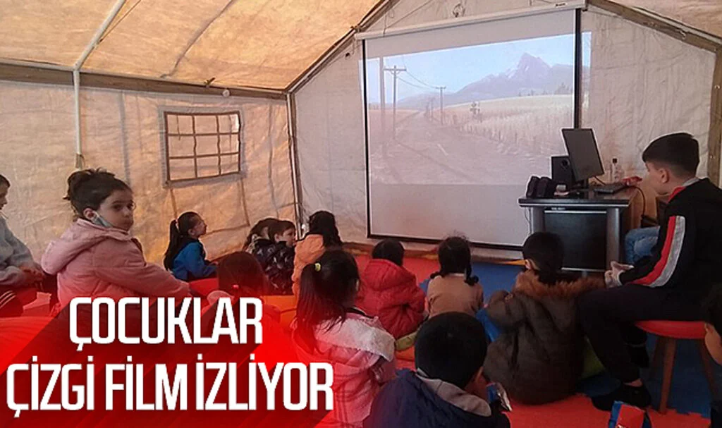 Kahramanmaraş'ta Çocuklar Çizgi Film İzliyor