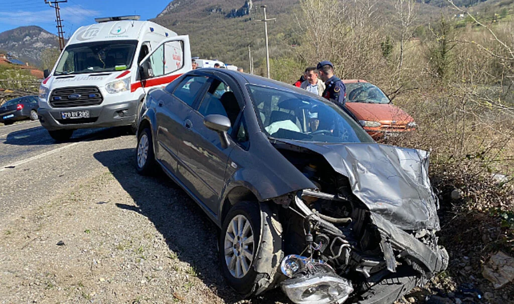 Karabük’te Otomobiller Çarpıştı: 1’i Ağır 2 Yaralı