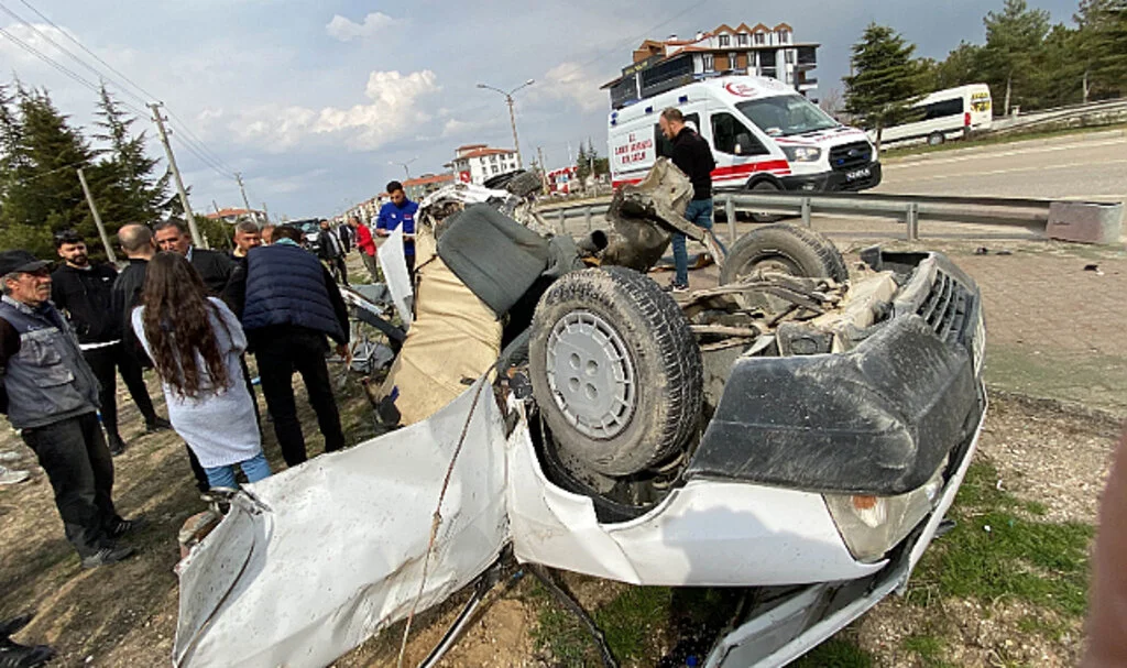 Kaza Yapan Otomobil Parçalandı: 1 Ölü, 1 Yaralı