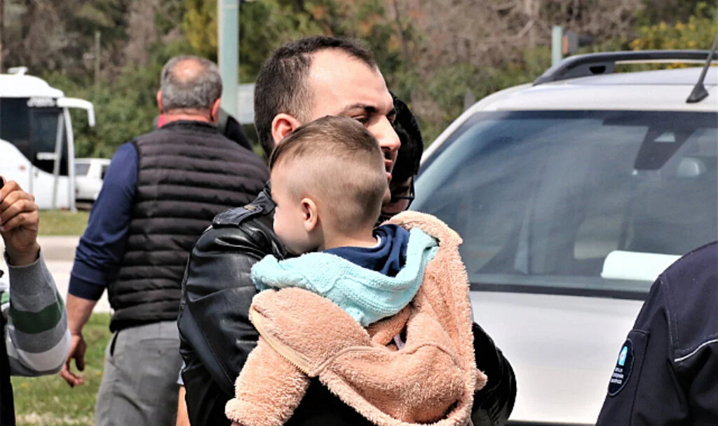 Kazada Yaralanan Baba Ağlayan Çocuğunu Bir An Olsun Bırakmadı
