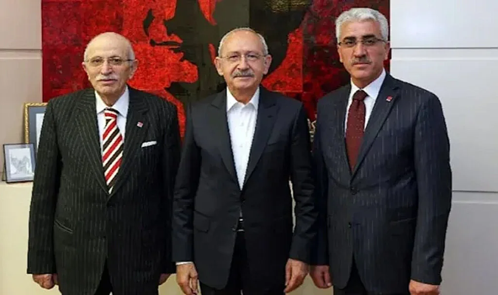 Kılıçdaroğlu Eski AK Parti’li Vekil ve Oğluna CHP Rozeti Taktı