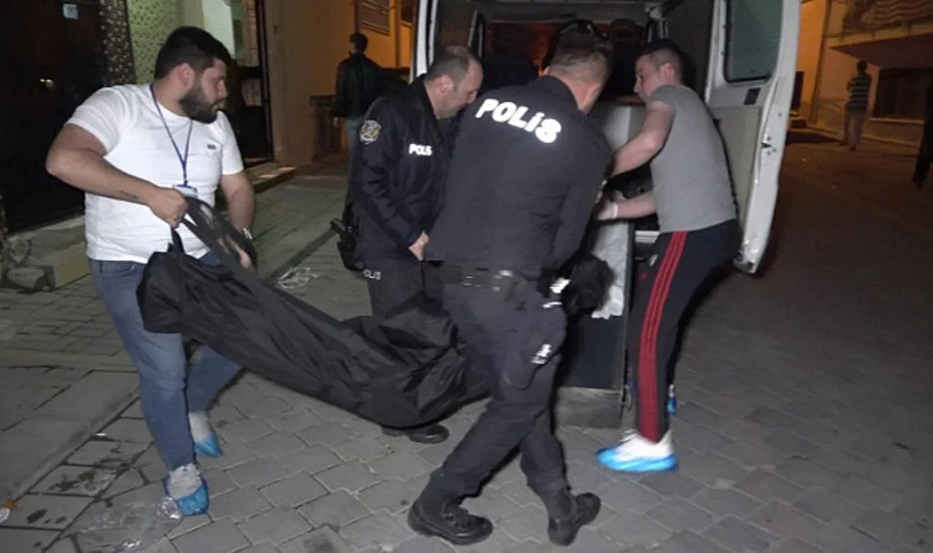  Kocasını Göğsünden ve Karnından Bıçaklayarak Öldürdü