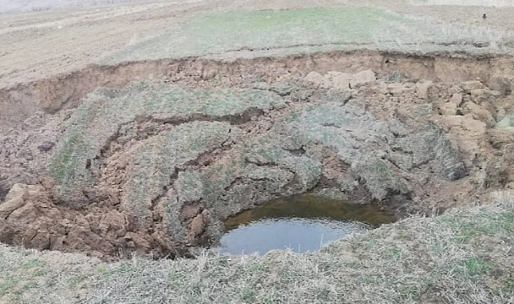 Köy Sakinleri Tedirgin: Çapı 15, Derinliği 10 Metre