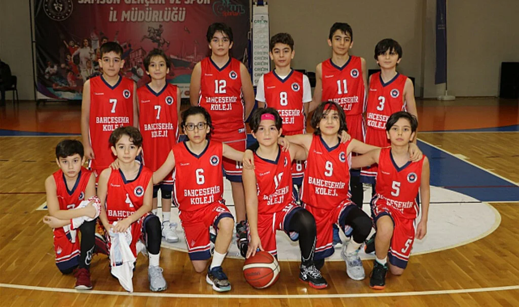 Küçükler Parkeyi İndi