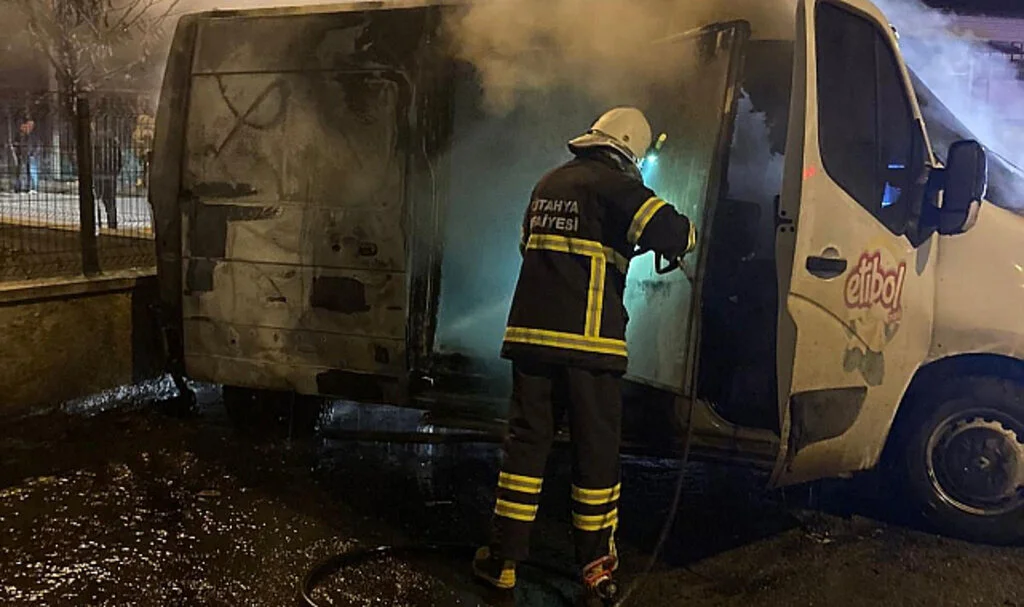 Kütahya'da Park Halindeki Minibüs Yandı