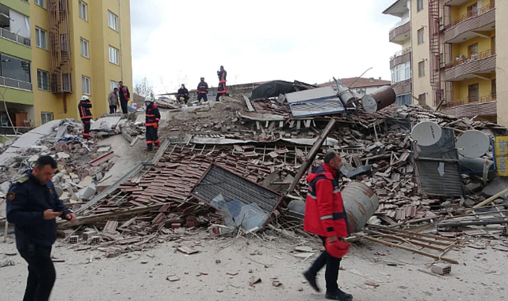  Malatya’da 4 Katlı Ağır Hasarlı Bina Çöktü