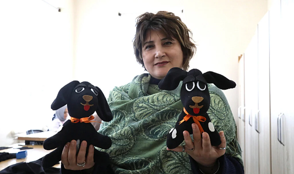 Meksikalı Ekibin Köpeği "Proteo"dan Esinlenerek Depremzede Çocuklar İçin Pelüş Oyuncak Hazırlıyorlar