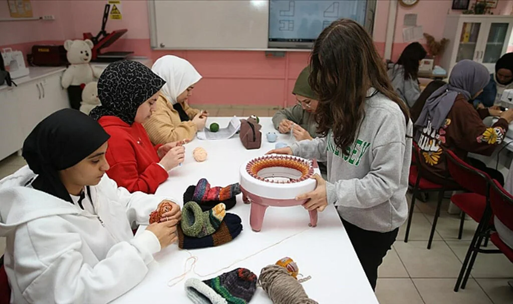 Meslek Liseliler Depremzede Çocuklar İçin "Oyun Arkadaşı" Yapıyor