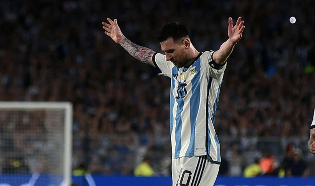 Messi, Arjantin Formasıyla "100'ler Kulübü"ne Girdi