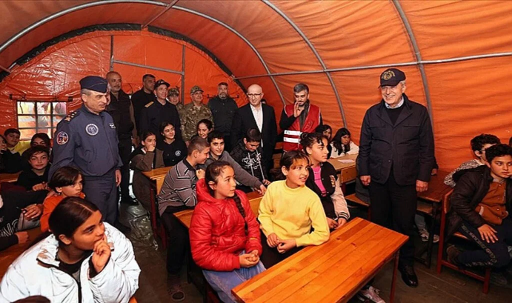 Milli Savunma Bakanı Akar, Hatay'da Çadır Kent ve Mehmetçik Okulu'nu Ziyaret Etti