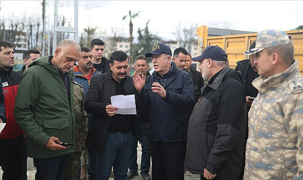Milli Savunma Bakanı Akar, Hatay'da Esnaf İçin Kurulan Prefabrik Çarşıda İnceleme Yaptı