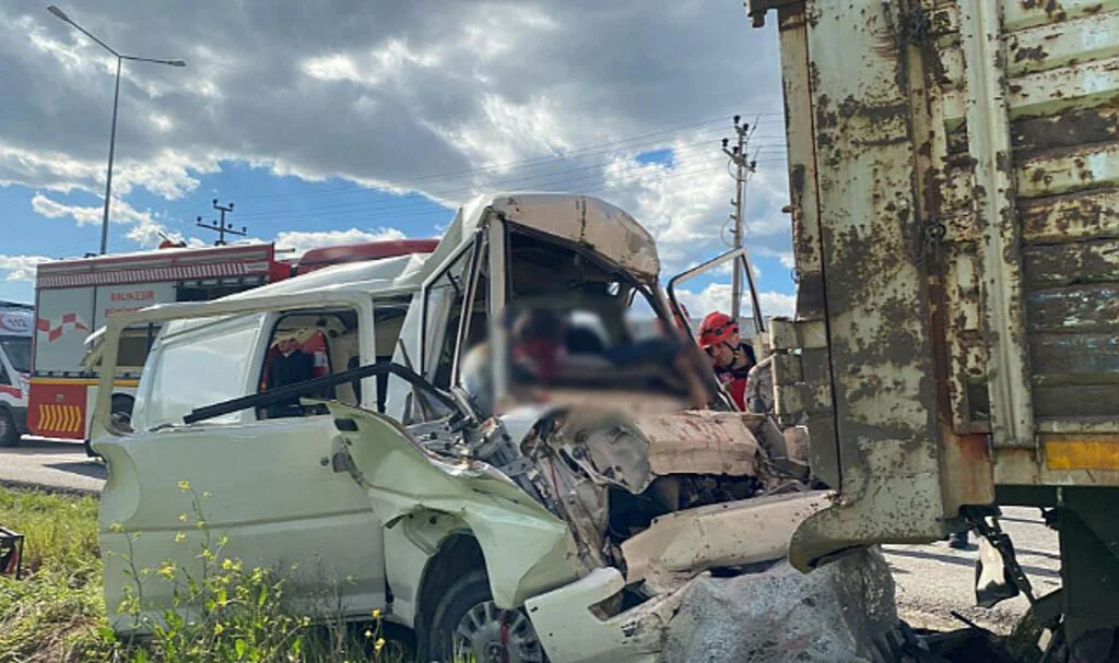 Minibüs Park Halindeki Çekiciye Çarptı: 2 Ölü, 4 Yaralı