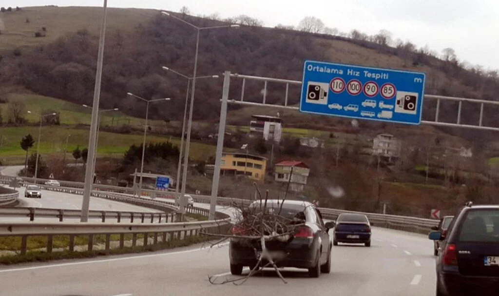 Otomobil ile Yolda Ağaç Taşıdı, Trafiği Tehlikeye Düşürdü