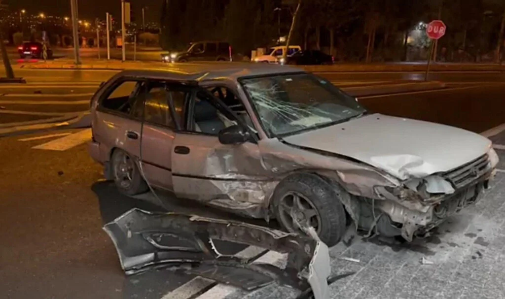 Otomobiller Çarpıştı: 3 Yaralı
