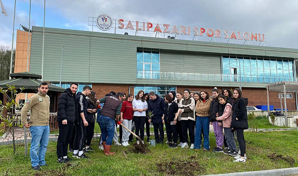 Salıpazarı'nda Gençler ve Sporcular Fidan ve Çiçekleri Toprakla Buluşturdu