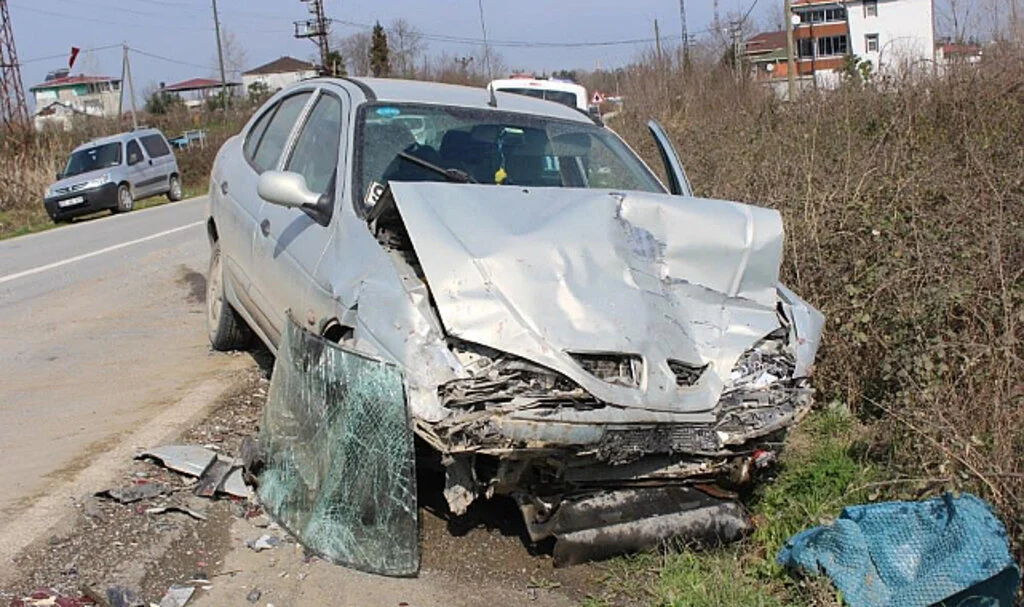 Samsun'da 2 Otomobil Çarpıştı: 2 Yaralı